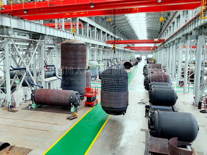 太極大型搪玻璃設備生產(chǎn)車間